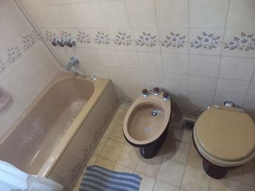 Venta casa 5 amb, jardín, cochera parrilla Olivos