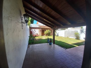 Venta casa 5 amb, jardín, cochera parrilla Olivos