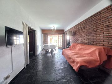 Venta casa 5 amb, jardín, cochera parrilla Olivos