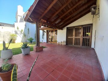 Venta casa 5 amb, jardín, cochera parrilla Olivos
