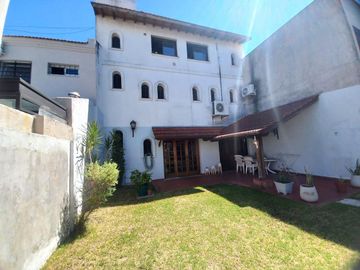 Venta casa 5 amb, jardín, cochera parrilla Olivos