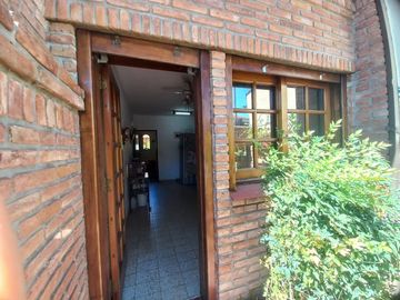 Venta casa 5 amb, jardín, cochera parrilla Olivos