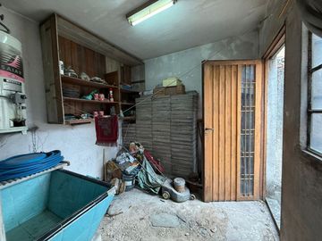 VENTA CASA TERRENO 3 AMB EN CASEROS A REFACCIONAR