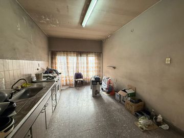 VENTA CASA TERRENO 3 AMB EN CASEROS A REFACCIONAR