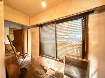 VENTA CASA TERRENO 3 AMB EN CASEROS A REFACCIONAR