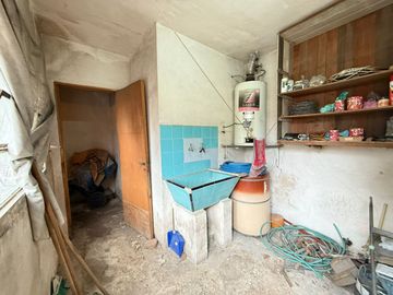 VENTA CASA TERRENO 3 AMB EN CASEROS A REFACCIONAR