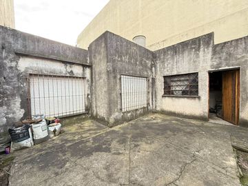 VENTA CASA TERRENO 3 AMB EN CASEROS A REFACCIONAR