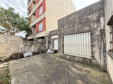 VENTA CASA TERRENO 3 AMB EN CASEROS A REFACCIONAR
