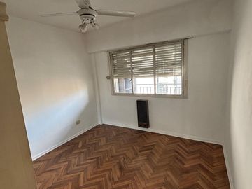 VENTA DEPTO 4AMB C/BALCON + PARILLA ZONA FLORES
