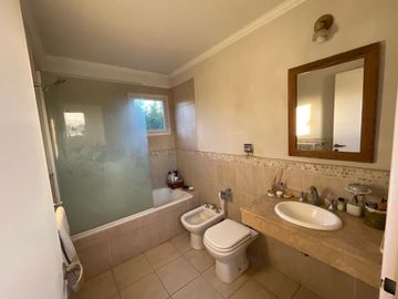 HERMOSA CASA EN VENTA BARRIO EL MIRASOL PILAR