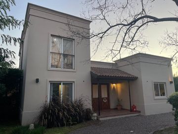 HERMOSA CASA EN VENTA BARRIO EL MIRASOL PILAR