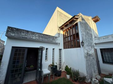 VENTA CASA 4 DORM. MAS GALPON. B° AYACUCHO