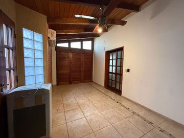 VENTA CASA 4 DORM. MAS GALPON. B° AYACUCHO