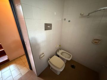VENTA CASA 4 DORM. MAS GALPON. B° AYACUCHO