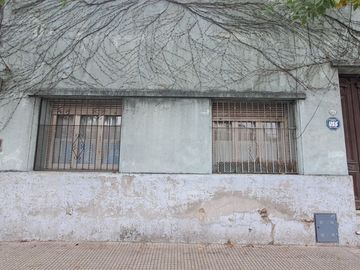 VENTA CASA IDEAL PARA COMERCIO.
