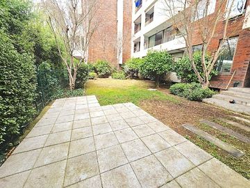 Departamento en Venta en CON JARDÍN 3 DORM Y SERVICIO PORTAL LA DEHESA. ROBLES