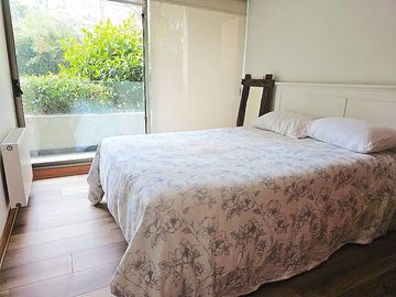 Departamento en Venta en CON JARDÍN 3 DORM Y SERVICIO PORTAL LA DEHESA. ROBLES