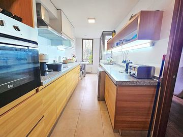 Departamento en Venta en CON JARDÍN 3 DORM Y SERVICIO PORTAL LA DEHESA. ROBLES