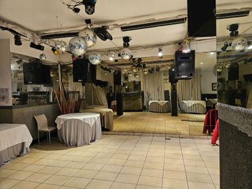 VENTA SALON DE EVENTOS EN FLORES