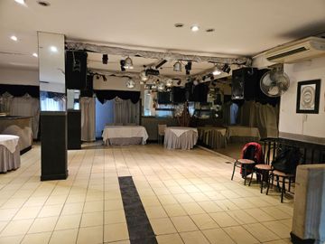 VENTA SALON DE EVENTOS EN FLORES