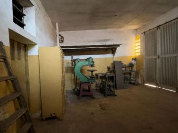 Galpón con local a refaccionar en venta - Lanús O.