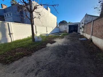 Gran lote de 409 m² con casa a terminar y pileta en Castelar