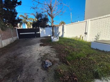Gran lote de 409 m² con casa a terminar y pileta en Castelar
