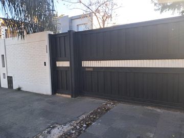 Gran lote de 409 m² con casa a terminar y pileta en Castelar
