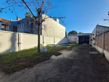Gran lote de 409 m² con casa a terminar y pileta en Castelar