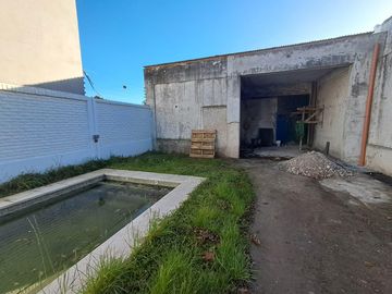 Gran lote de 409 m² con casa a terminar y pileta en Castelar