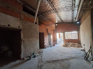 Gran lote de 409 m² con casa a terminar y pileta en Castelar