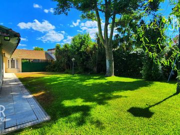Casa en Lagartos sobre lote 1600 m² con pileta y golf — apto crédito
