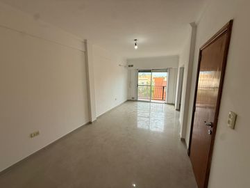 Departamento tres ambientes cochera en alquiler en Wilde