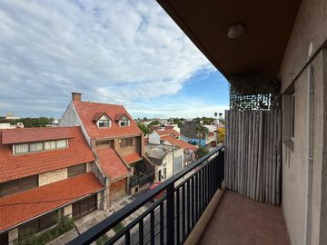 Departamento tres ambientes cochera en alquiler en Wilde