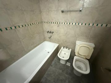 Departamento tres ambientes cochera en alquiler en Wilde