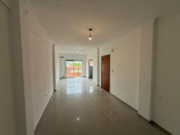 Departamento tres ambientes cochera en alquiler en Wilde