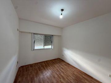 Departamento tres ambientes cochera en alquiler en Wilde