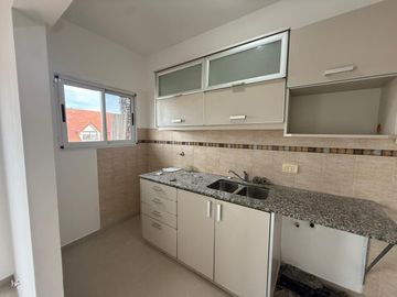 Departamento tres ambientes cochera en alquiler en Wilde