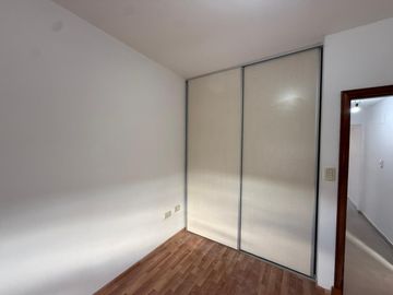 Departamento tres ambientes cochera en alquiler en Wilde