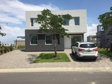Casa moderna a estrenar en Los Lagos