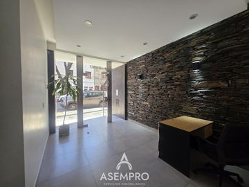 Oficina con balcón en 5° piso luminoso – A 1 cuadra del Subte D