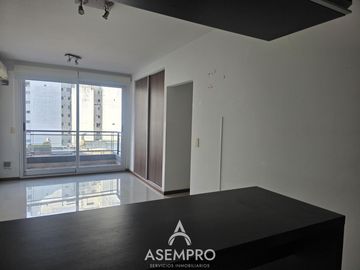 Oficina con balcón en 5° piso luminoso – A 1 cuadra del Subte D