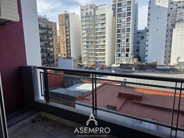 Oficina con balcón en 5° piso luminoso – A 1 cuadra del Subte D