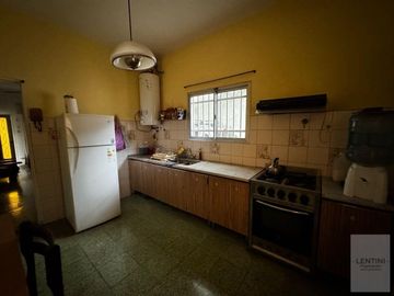 Venta de Casa De 3 Ambientes en Villa Bosch