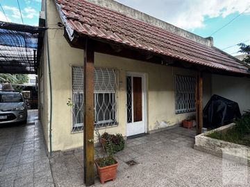 Venta de Casa De 3 Ambientes en Villa Bosch
