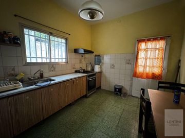 Venta de Casa De 3 Ambientes en Villa Bosch