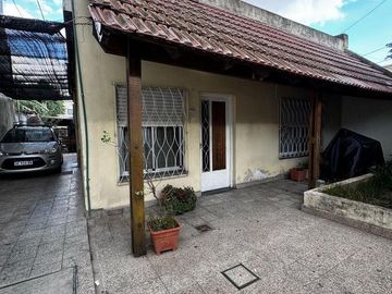 Venta de Casa De 3 Ambientes en Villa Bosch
