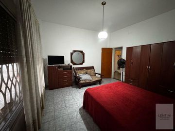 Venta de Casa De 3 Ambientes en Villa Bosch