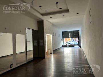 Local zona Outlet 4 x 40 + depósito - ideal indumentaria