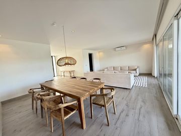 Alquiler y/o Venta en Barbarita a la Laguna, 5 Dormitorios en Suite.